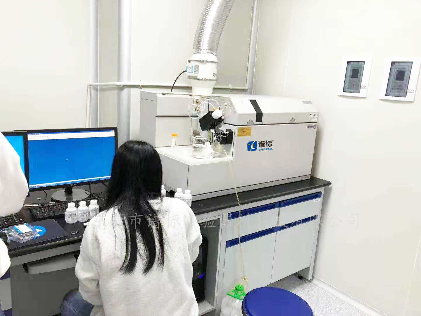 工程師在汕頭為客戶安裝調試完畢質譜儀二手ICPMS?7500CE